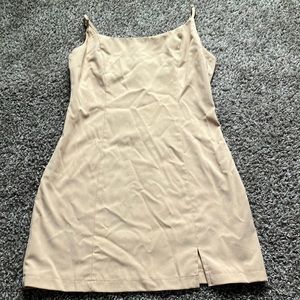 Beige mini dress with a slit on the left thigh (size medium)